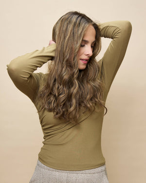 Ashy Dark Blonde 22" wavy wig — side2